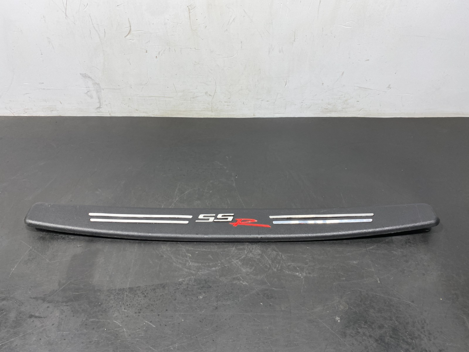 2005 CHEVROLET SSR OEM REAR TAILGAIL SCUFF PLATE SILL TRIM PANEL