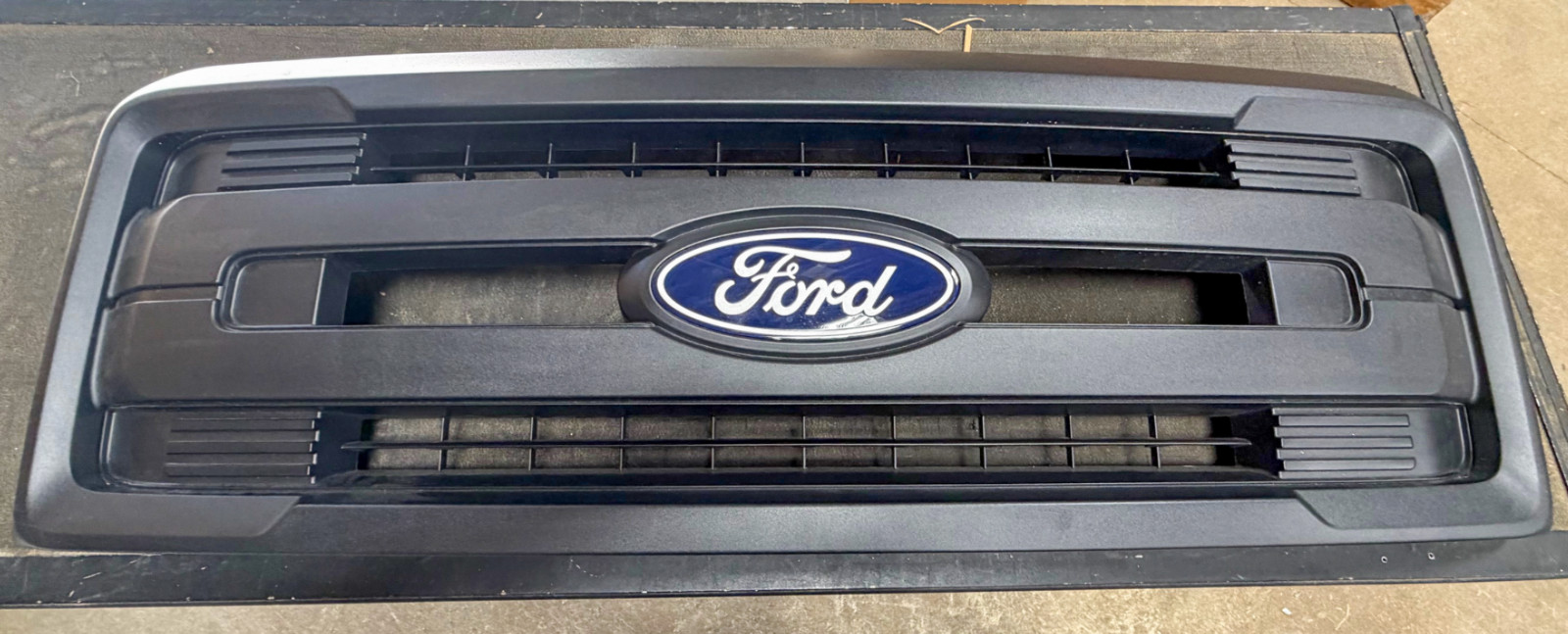 08-26 Ford E-150 E-250 E-350 E450 Econoline Van Black Grille & Emblem 2511-993
