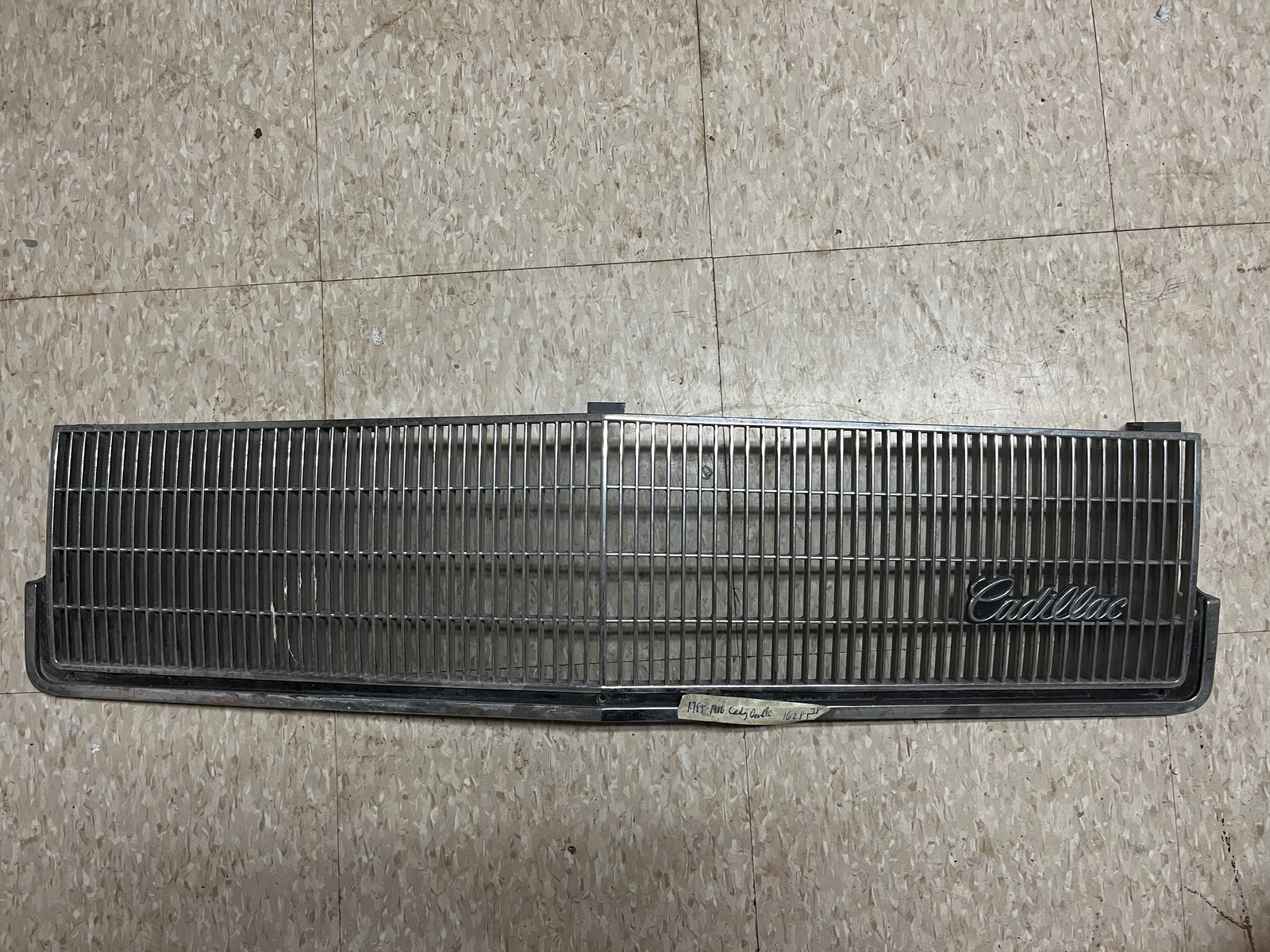 1985-1986 Cadillac De Ville Grille 1628538 OEM