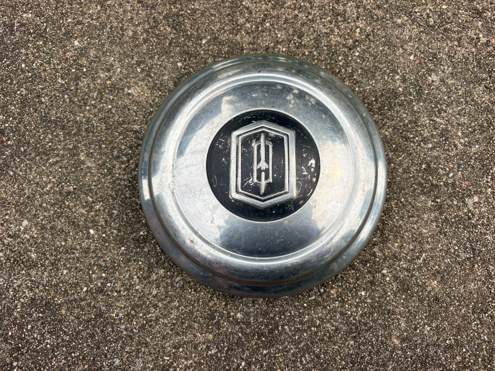 (1) 1975-1980 Oldsmobile Starfire Wheel Center Cap, H-Body Dog Dish, OEM