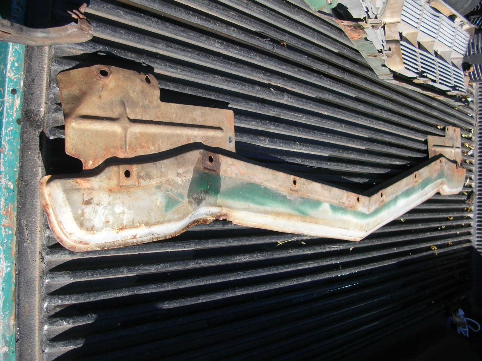 1971-1972 PONTIAC VENTURA  FRONT GRILL BUMPER FILLER