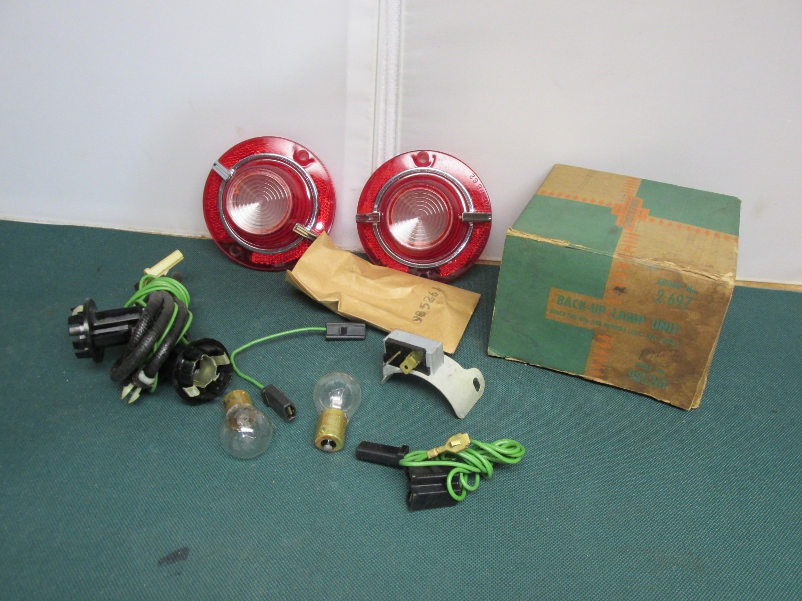 1962 CHEVROLET BEL-AIR BISCAYNE BACK-UP LAMP UNIT NOS 985261 COMPLETE KIT