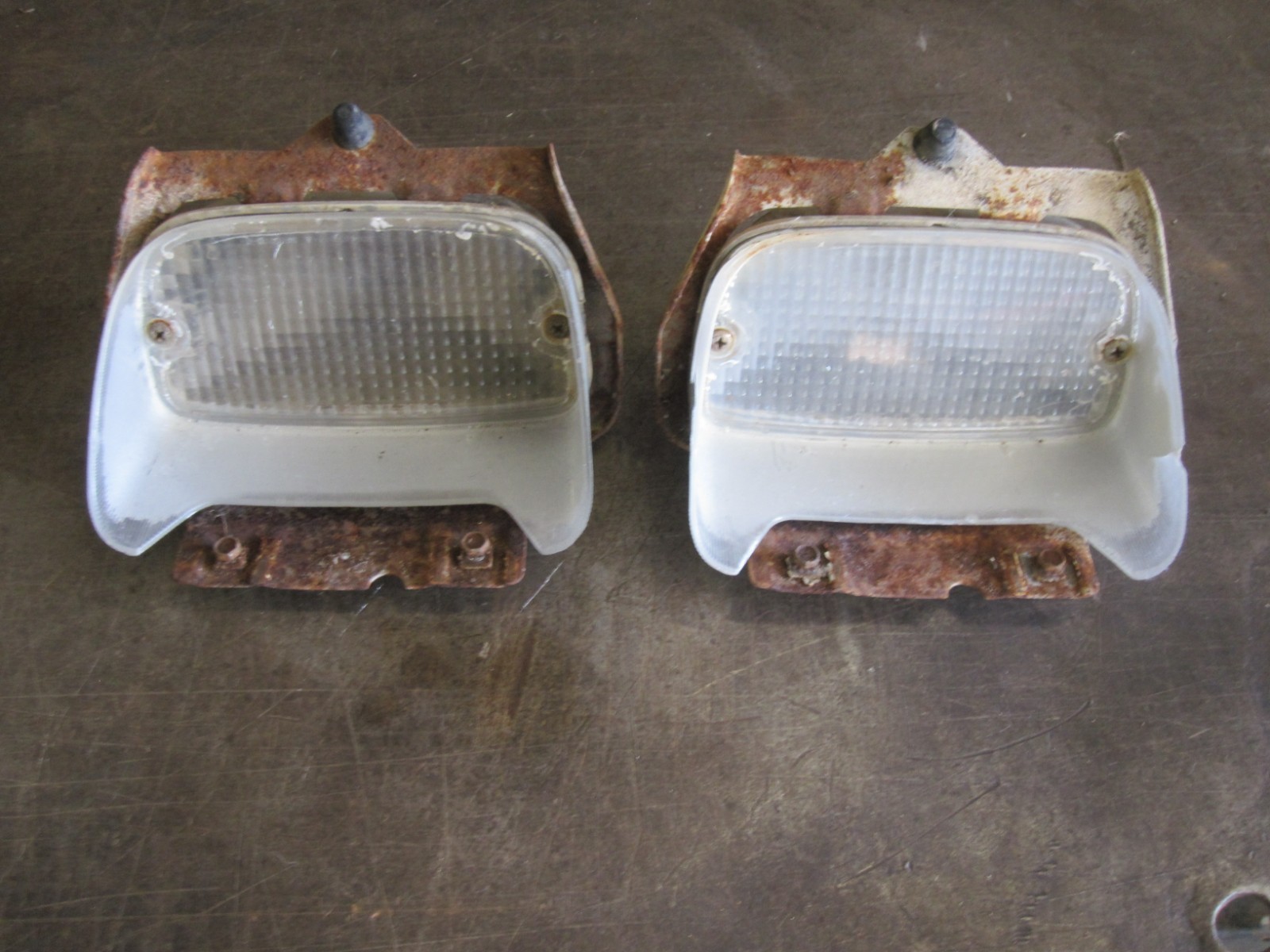 73 74 OLDSMOBILE OMEGA FRONT TURN SIGNALS OEM LEFT RIGHT PAIR W/ NICE LENSES