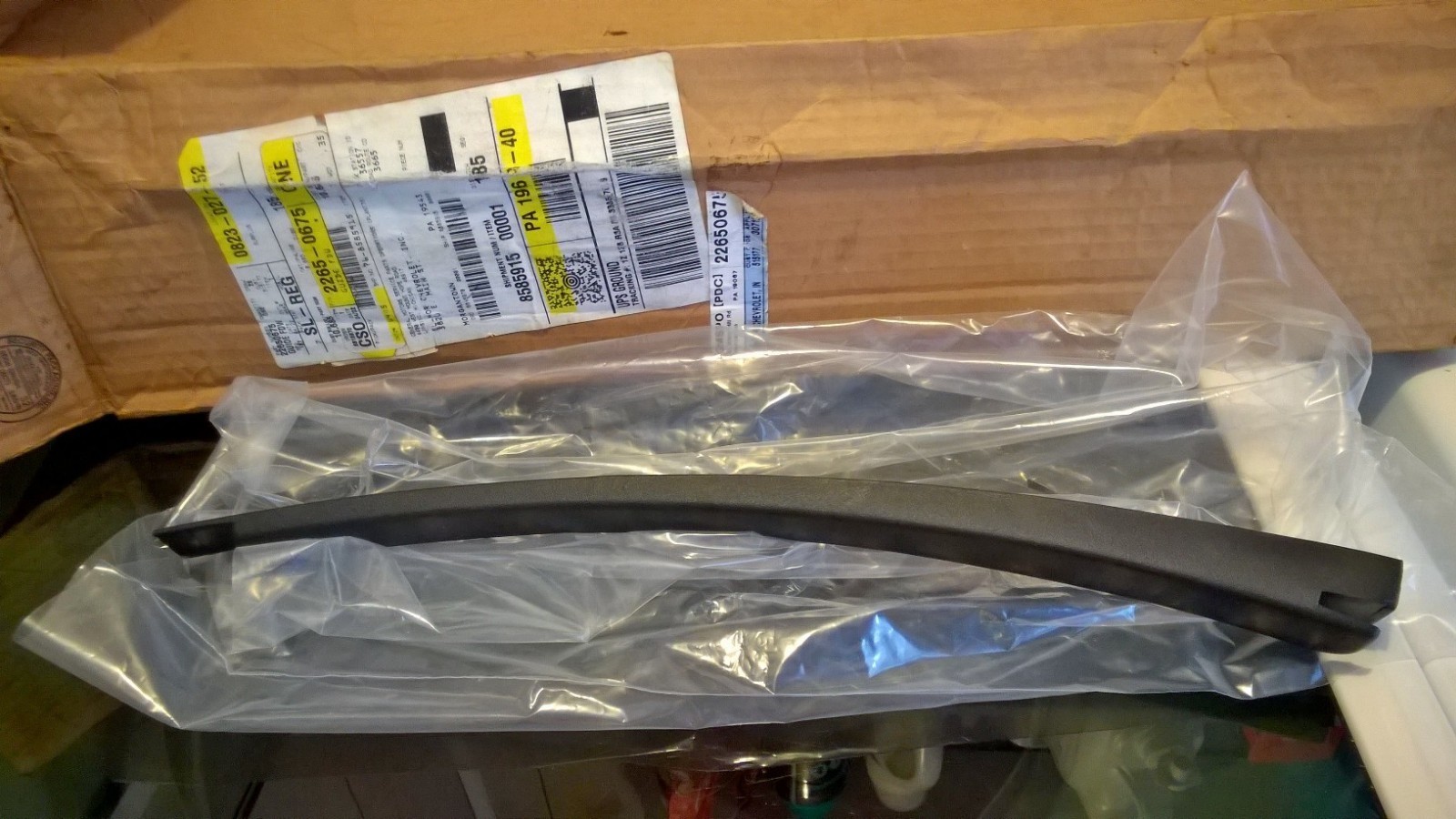 NOS 1994-96 87-91 Chevrolet Beretta Corsica LH Front Window Run Channel Guide