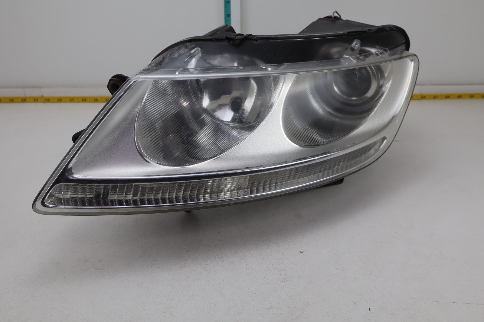 2004-2006 Volkswagen Phaeton Front Left Driver Side Headlight 3D1941015H OEM