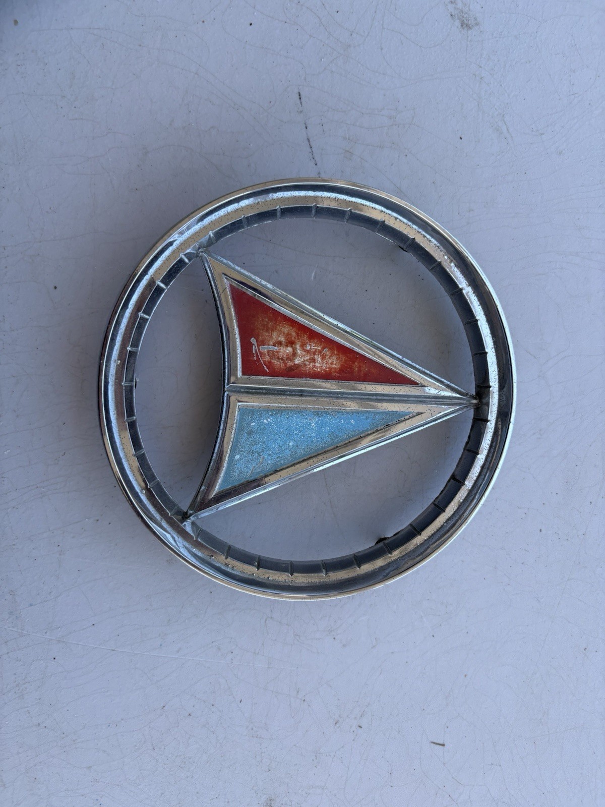 1963-1964 Plymouth Valiant A-body Signet 200 Round Trunk Emblem