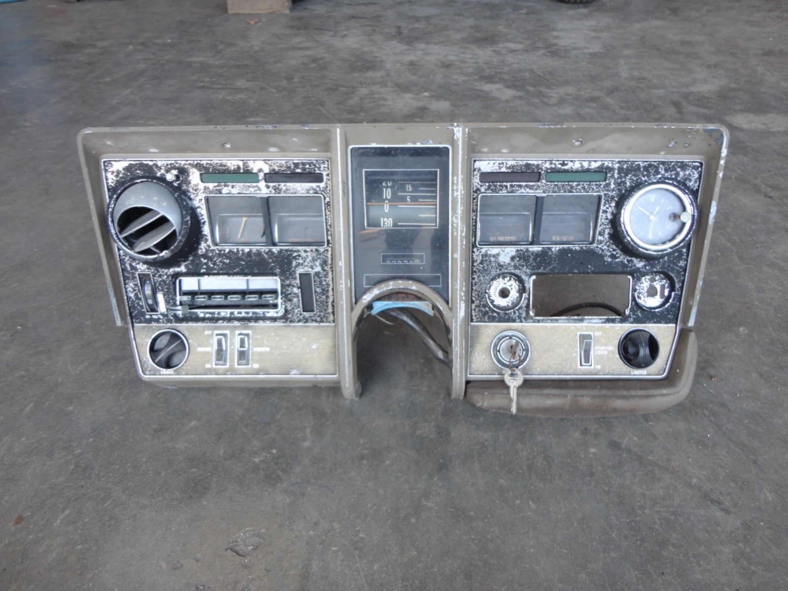 1968 OLDSMOBILE TORONADO INSTRUMENT CLUSTER / BEZEL FOR PARTS OR REPAIR 68