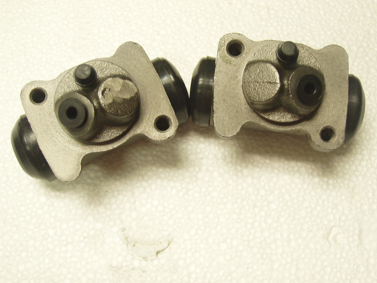 50 51 52 53 54 55 56 STUDEBAKER TRUCK 1/2 TON FRONT WHEEL CYLINDERS 2E5 2E6 7 2R