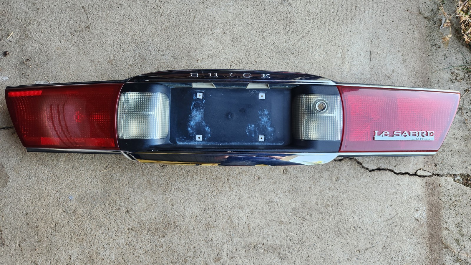 2000 - 2005 Buick Lesabre Tail Light Center Trunk Rear Plate Panel Reverse OEM